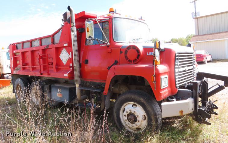 image for item DN9230 1995 Ford L8000 dump truck