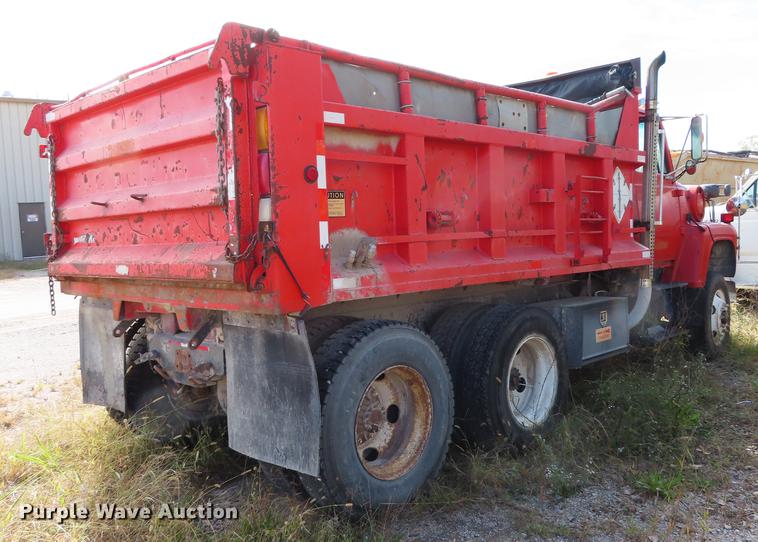 image for item DN9230 1995 Ford L8000 dump truck