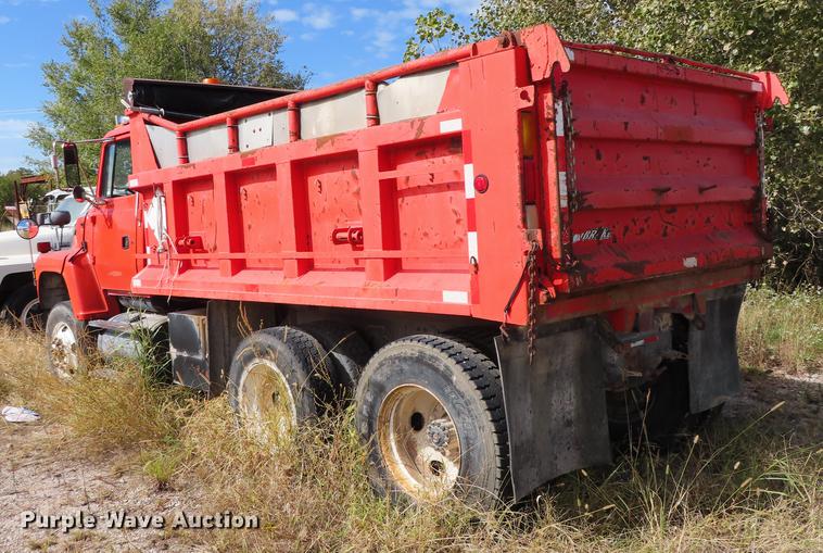 image for item DN9230 1995 Ford L8000 dump truck
