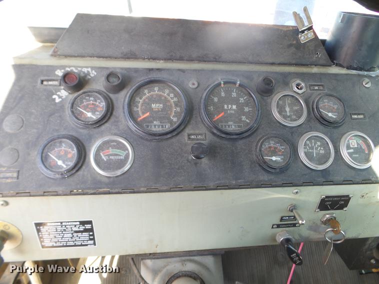 image for item DX9568 1988 Oshkosh WT2206 spreader truck