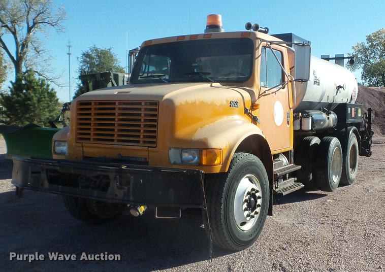 image for item DX9569 1995 International 4700 oil distributor truck