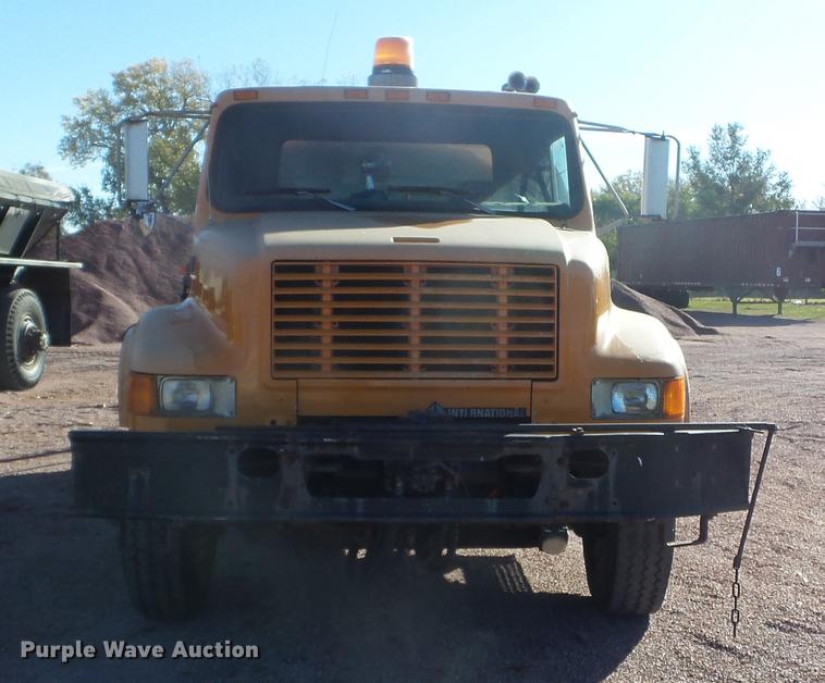 image for item DX9569 1995 International 4700 oil distributor truck