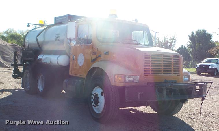 image for item DX9569 1995 International 4700 oil distributor truck