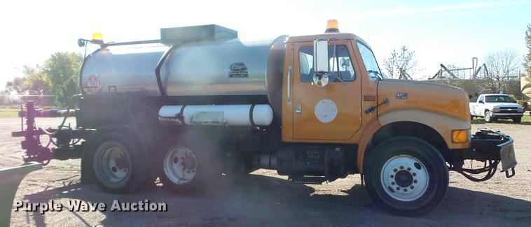 image for item DX9569 1995 International 4700 oil distributor truck