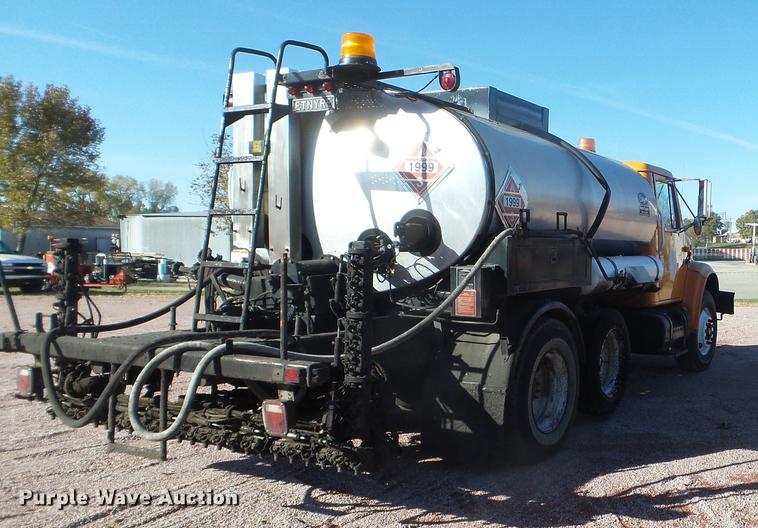 image for item DX9569 1995 International 4700 oil distributor truck