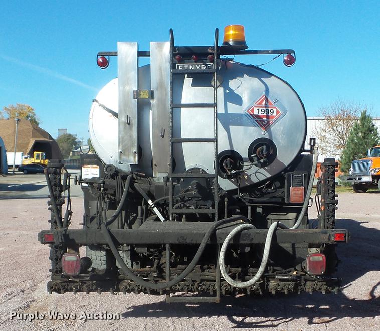 image for item DX9569 1995 International 4700 oil distributor truck