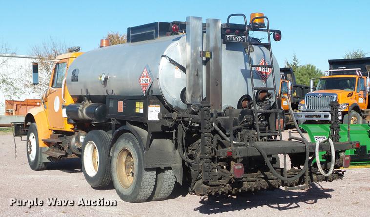 image for item DX9569 1995 International 4700 oil distributor truck