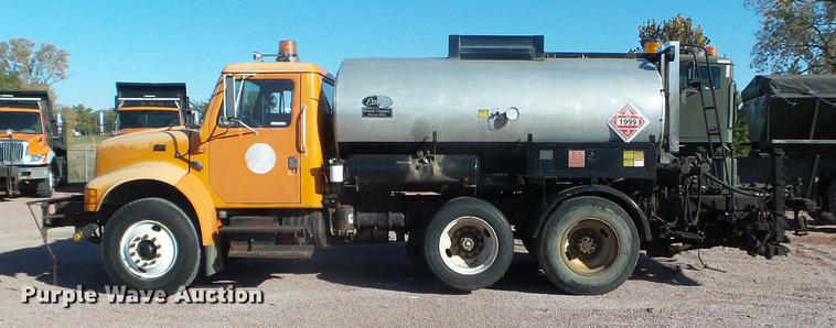 image for item DX9569 1995 International 4700 oil distributor truck