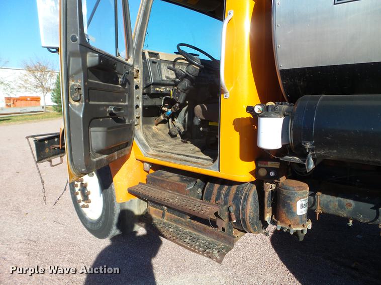 image for item DX9569 1995 International 4700 oil distributor truck