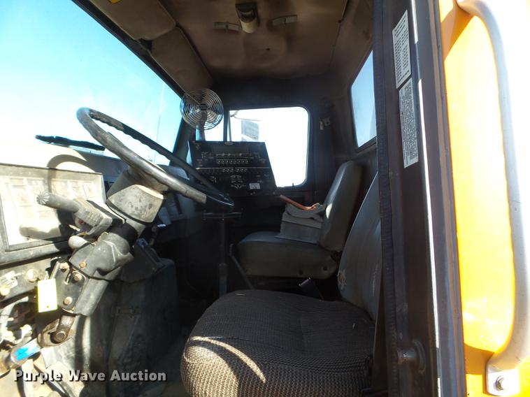 image for item DX9569 1995 International 4700 oil distributor truck