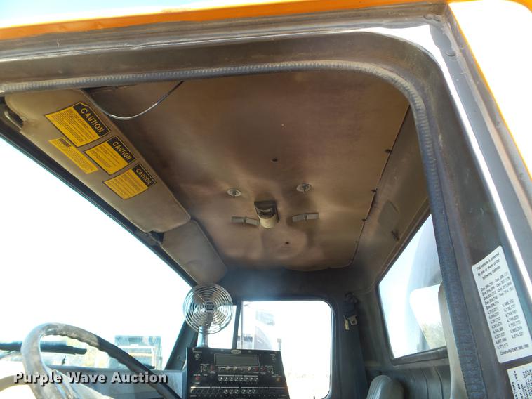 image for item DX9569 1995 International 4700 oil distributor truck