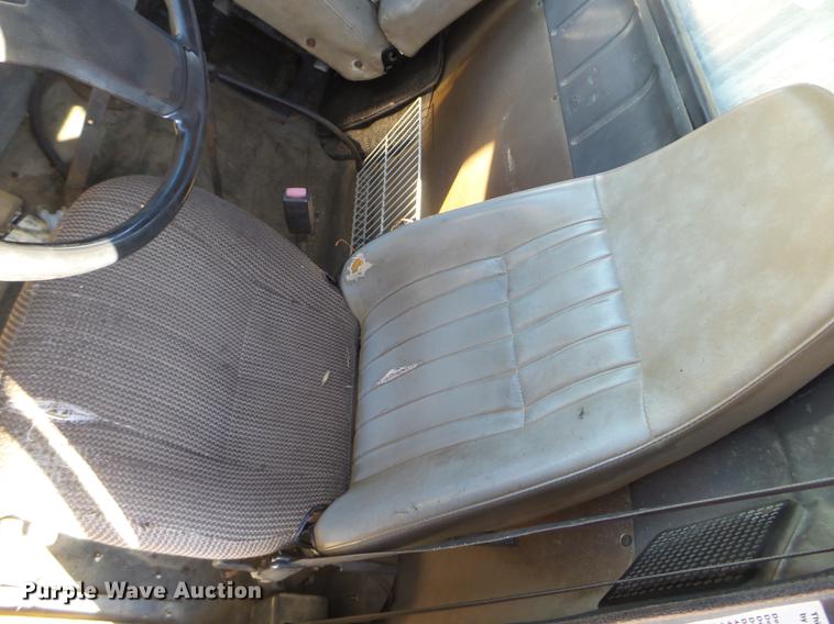 image for item DX9569 1995 International 4700 oil distributor truck