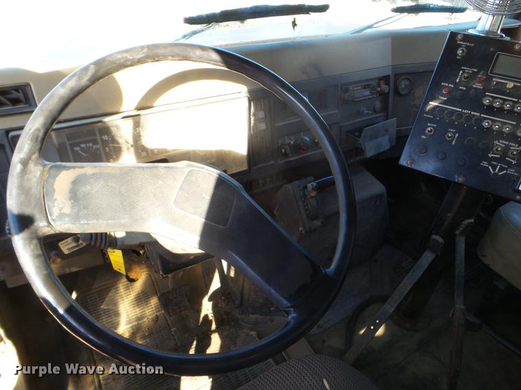 image for item DX9569 1995 International 4700 oil distributor truck