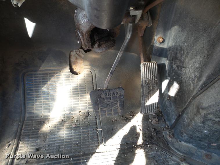 image for item DX9569 1995 International 4700 oil distributor truck