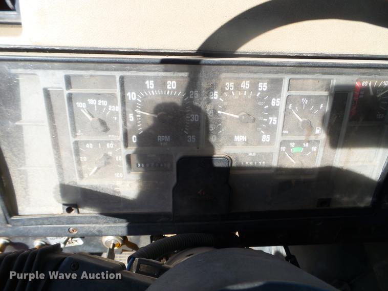 image for item DX9569 1995 International 4700 oil distributor truck