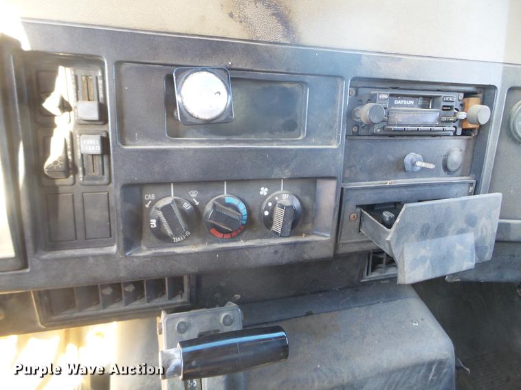 image for item DX9569 1995 International 4700 oil distributor truck