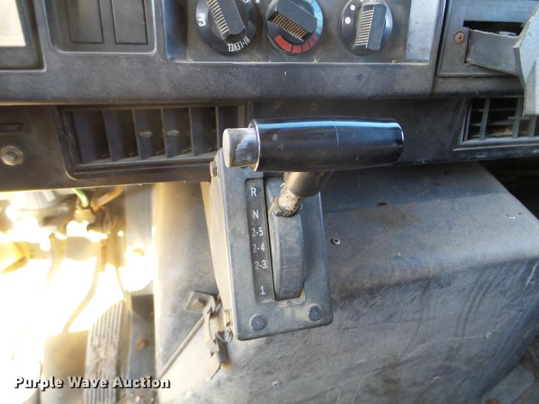 image for item DX9569 1995 International 4700 oil distributor truck