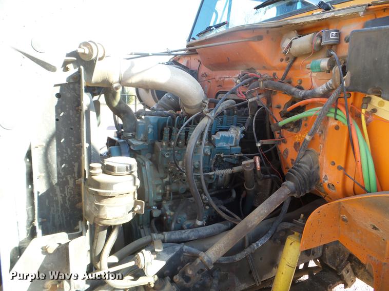 image for item DX9569 1995 International 4700 oil distributor truck