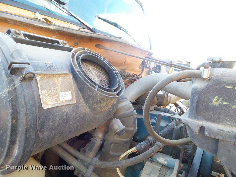 image for item DX9569 1995 International 4700 oil distributor truck