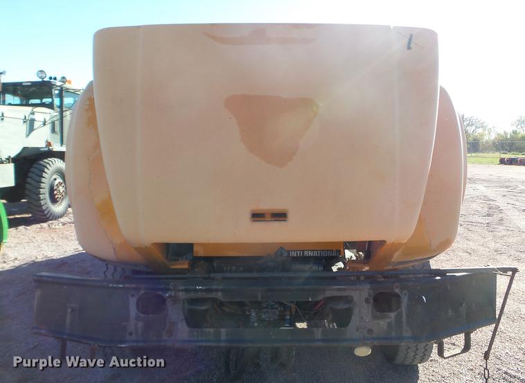 image for item DX9569 1995 International 4700 oil distributor truck