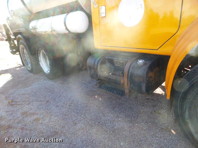 image for item DX9569 1995 International 4700 oil distributor truck