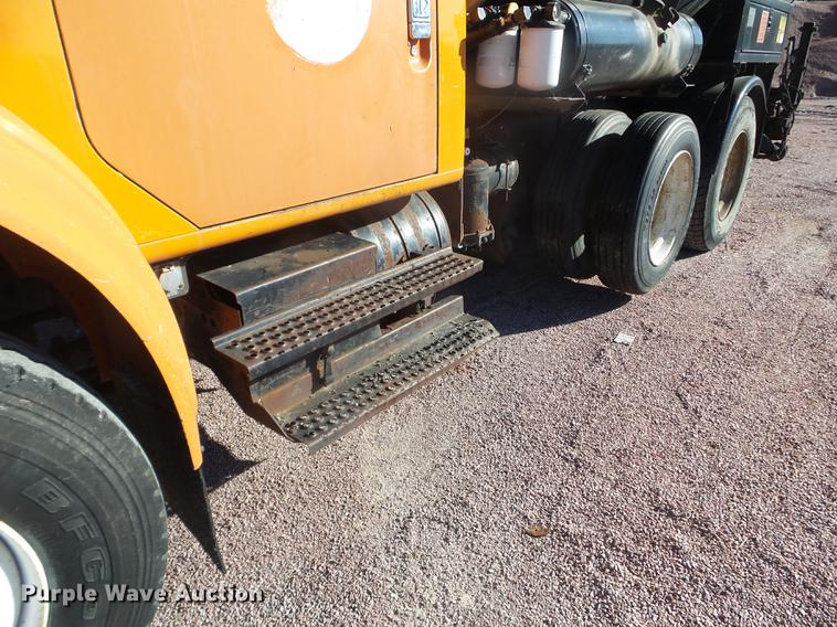 image for item DX9569 1995 International 4700 oil distributor truck