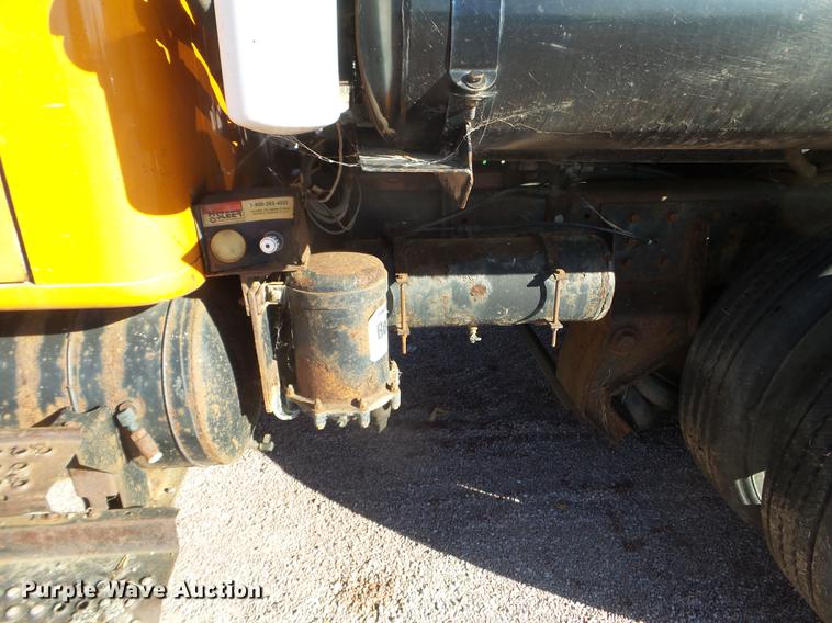 image for item DX9569 1995 International 4700 oil distributor truck