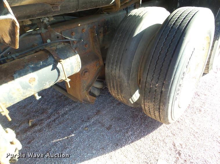 image for item DX9569 1995 International 4700 oil distributor truck