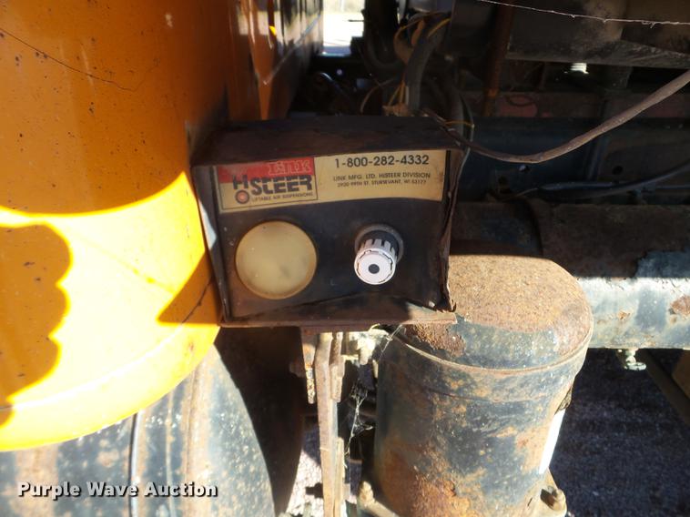 image for item DX9569 1995 International 4700 oil distributor truck