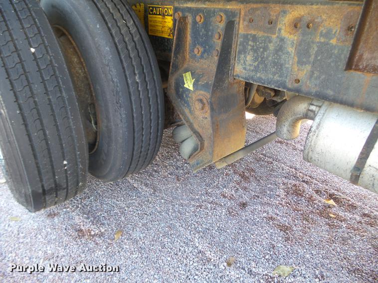 image for item DX9569 1995 International 4700 oil distributor truck