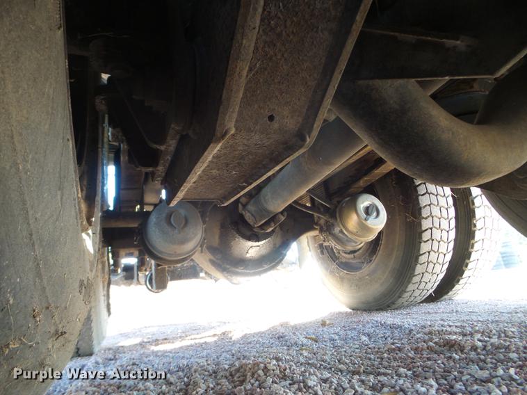 image for item DX9569 1995 International 4700 oil distributor truck