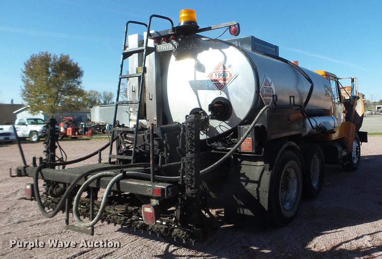 image for item DX9569 1995 International 4700 oil distributor truck