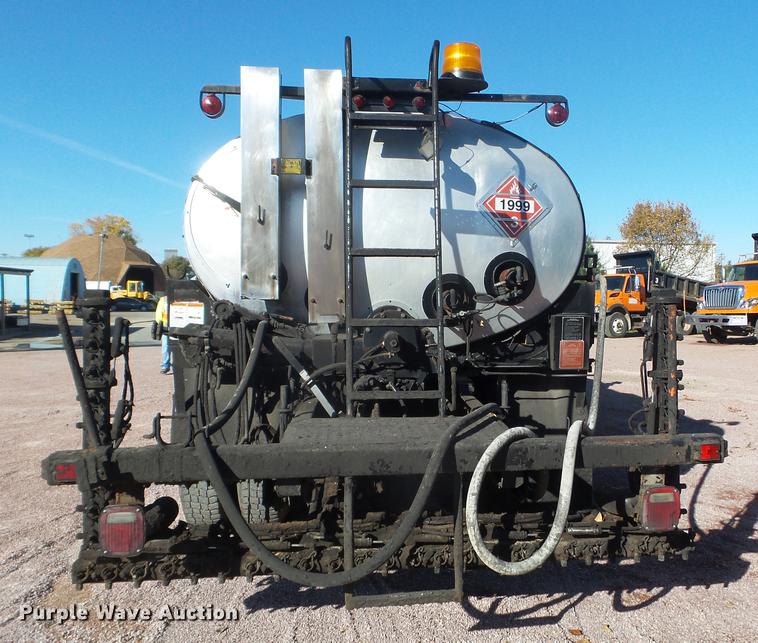 image for item DX9569 1995 International 4700 oil distributor truck