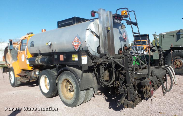 image for item DX9569 1995 International 4700 oil distributor truck