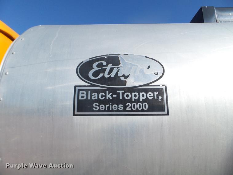 image for item DX9569 1995 International 4700 oil distributor truck