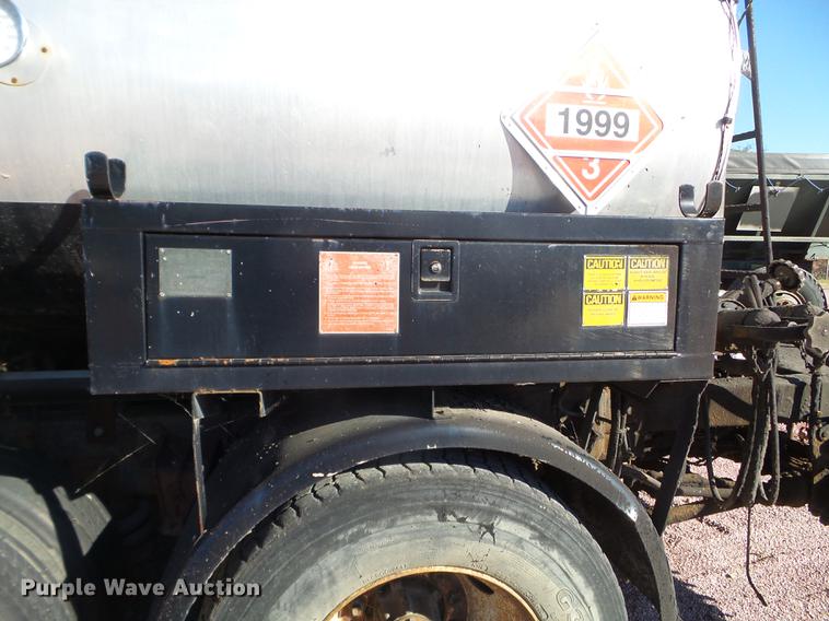 image for item DX9569 1995 International 4700 oil distributor truck