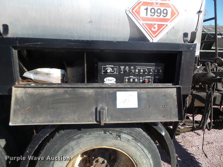 image for item DX9569 1995 International 4700 oil distributor truck