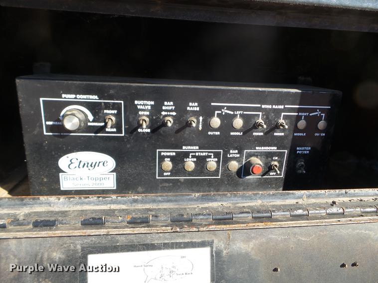 image for item DX9569 1995 International 4700 oil distributor truck