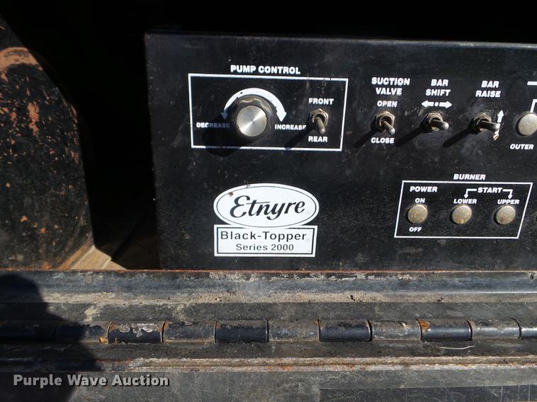 image for item DX9569 1995 International 4700 oil distributor truck