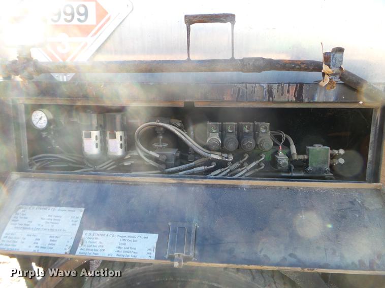 image for item DX9569 1995 International 4700 oil distributor truck