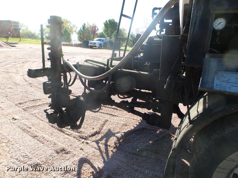 image for item DX9569 1995 International 4700 oil distributor truck