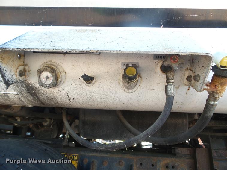 image for item DX9569 1995 International 4700 oil distributor truck