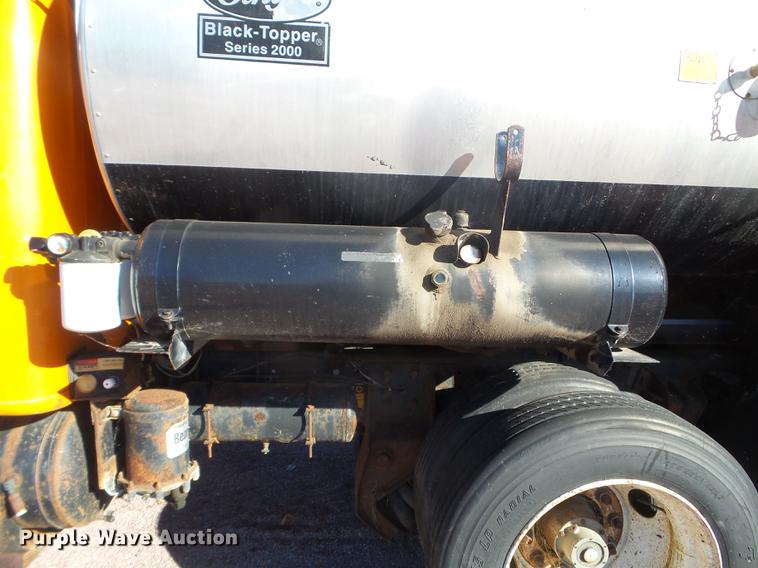 image for item DX9569 1995 International 4700 oil distributor truck