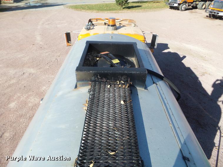 image for item DX9569 1995 International 4700 oil distributor truck