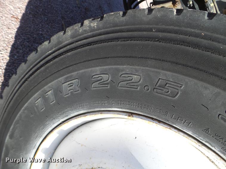 image for item DX9569 1995 International 4700 oil distributor truck