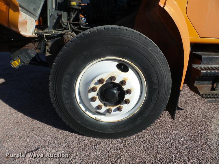 image for item DX9569 1995 International 4700 oil distributor truck