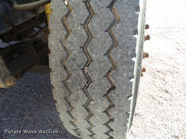 image for item DX9569 1995 International 4700 oil distributor truck