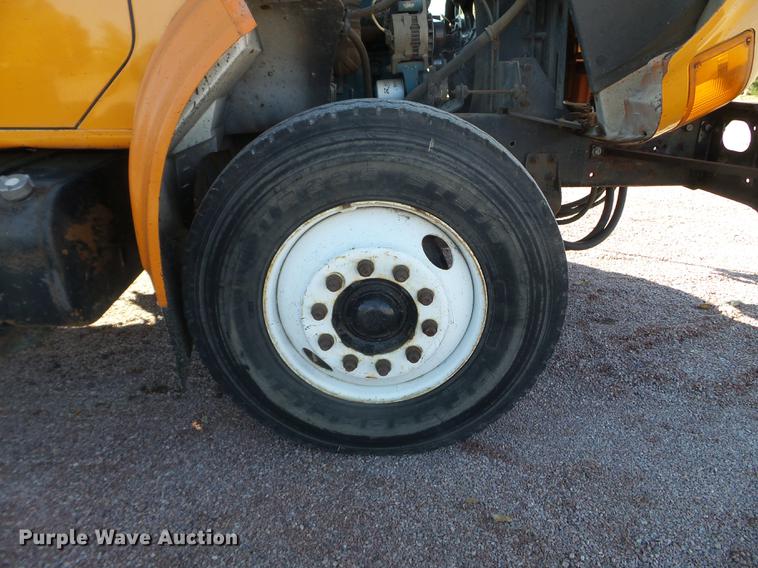 image for item DX9569 1995 International 4700 oil distributor truck