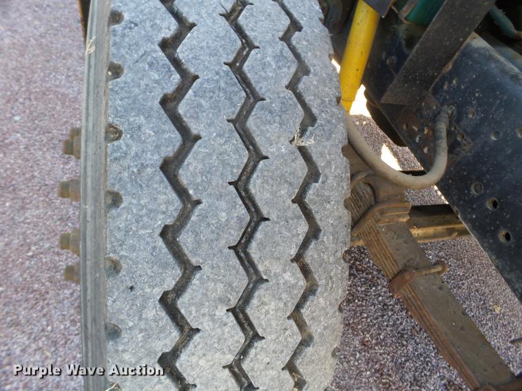 image for item DX9569 1995 International 4700 oil distributor truck