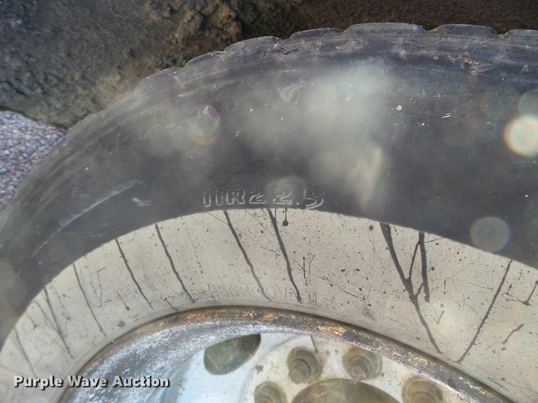 image for item DX9569 1995 International 4700 oil distributor truck